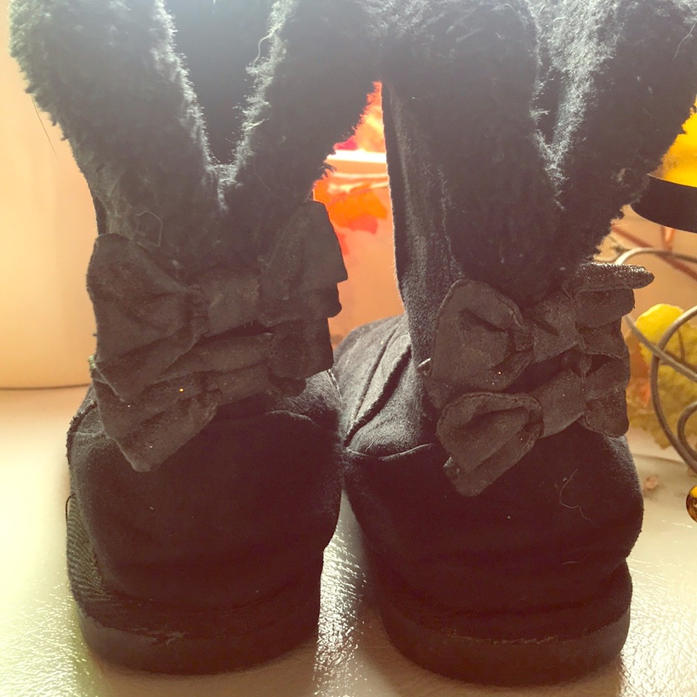Black boots with bows